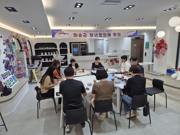 제4기 청년협의체 회의를 진행하는 모습 / 사진=화순군