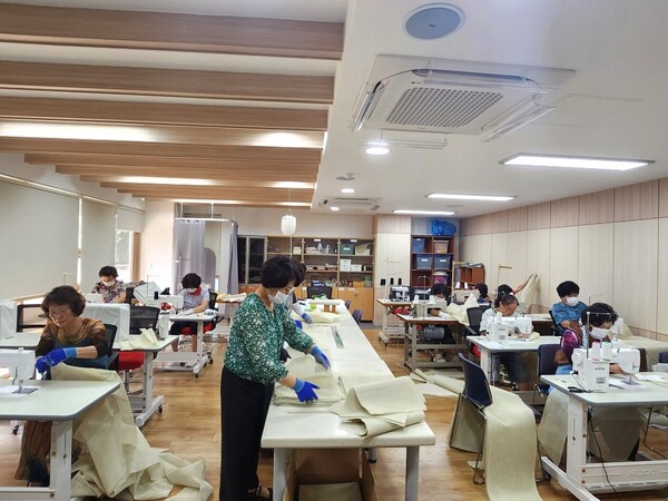 한국생활개선보성군연합회 의생활연구회원들 삼베 이불을 제작하고 있다 / 사진=보성군