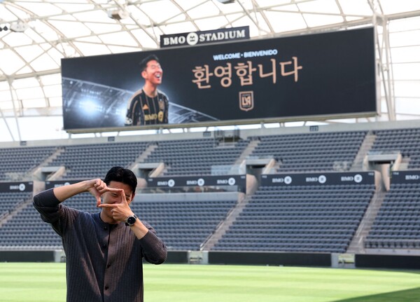 LAFC 홈구장 BMO 스타디움에서 포즈 취하는 손흥민 / 사진=연합뉴스