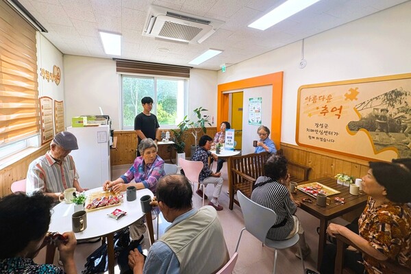 장성군이 치매안심센터 가족카페에서 치매 프로그램 및 교육을 진행 중이다 / 사진 = 장성군