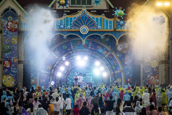 밤밤 썸머 나이트 워터 디제잉쇼가 에버린드 카니발 광장에서 펼쳐지고 있다. 사진=에버랜드