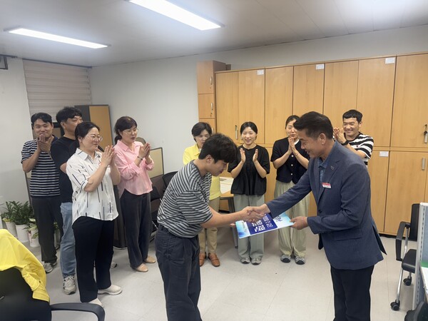 새로 선정된 청렴 직원들의 모습 / 사진 = 무안군