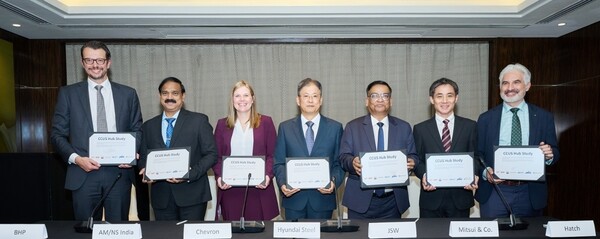 현대제철을 비롯한 참여사들이 공동 연구 협약을 체결한 후 기념촬영을 하고 있다. (왼쪽부터 BHP 그룹 영업·마케팅 담당 미카엘 호버스(Michiel Hovers), AM/NS 인디아 지속가능경영 총괄 아르빈드 보단커르(Arvind Bodhankar), 쉐브론 사업개발 담당 앨리스 플레셔(Alice Flesher) 부사장, 현대제철 공정연구센터장 김용희 상무, JSW스틸 지속가능경영 담당 프라보다 아차르야(Prabodha Archarya), 미쓰이상사 탄소중립사업 총괄 켄 야스하라(Ken Yasuhara), Hatch 기후변화 부문 총괄 얀 곽(Jan Kwak)) / 사진=현대제철