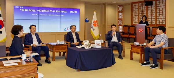 이정선 광주시교육감(오른쪽 2번째)이 지난 11일 광주광역시청에서 진행한 ‘광복 80년, 역사 왜곡 도서 관리 방안’ 간담회에서 발언을 하고 있다 / 사진=광주광역시교육청