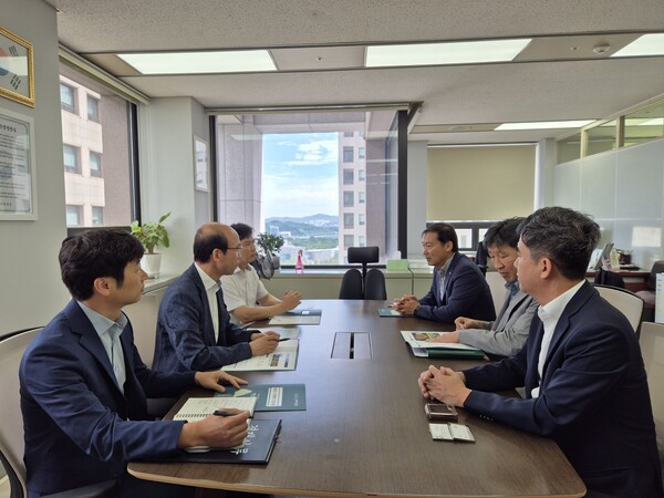 전춘성 진안군수, 중앙부처 찾아 지역현안 해결 위한 전방위 지원 요청(산림청 최영태 산림국장과 면담) / 사진 = 진안군