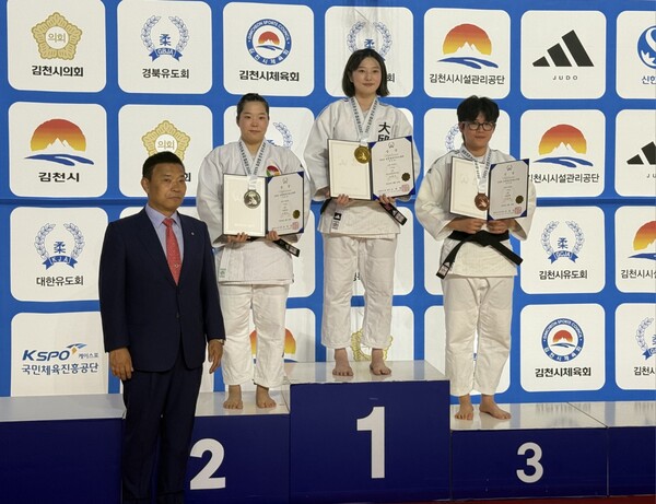 지난 10일 순천시청 김지정 선수가 김천에서 열린 2025 김천컵 전국유도대회에서 개인전 동메달을 수상하고, 기념사진을 촬영하고 있다(맨 우측 김지정 선수) / 사진 = 순천시