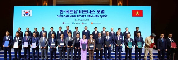 두나무와 베트남 밀리터리뱅크는 12일 서울 롯데호텔에서 열린 '한·베트남 비즈니스 포럼'에서 기술 제휴 양해각서(MOU)를 체결했다. 오경석 두나무 대표, 류 쭝 타이 밀리터리뱅크 회장 등 한국과 베트남 양국 정부·기관·기업인들이 기념 촬영을 하고 있다. 사진 = 두나무