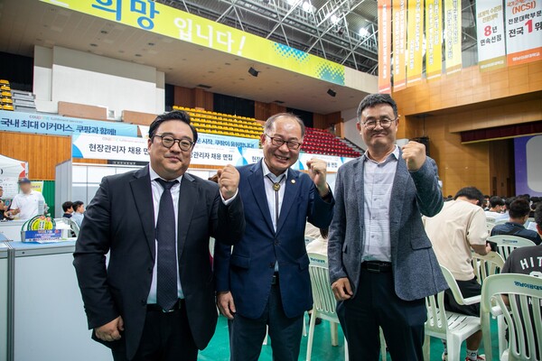 (왼쪽부터) 박수현 쿠팡풀필먼트서비스 최고인사책임자, 이재용 영남이공대학교 총장, 김선재 대구고용복지플러스센터 소장이 채용박람회를 기념하고 있다 / 사진=쿠팡