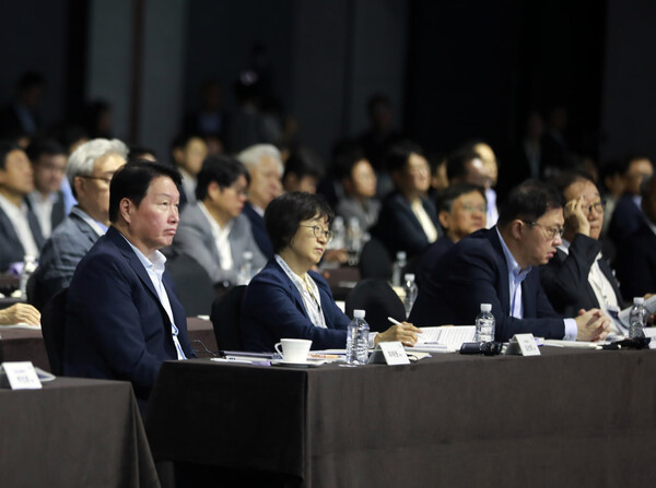 최태원 SK 회장(왼쪽)이 18일 서울 광진구 워커힐 호텔에서 열린 '이천포럼 2025'에 참석하고 있다.  사진=SK