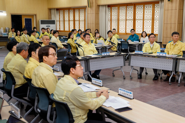 이정선 광주시교육감이 18일 본청 상황실에서 을지연습 최초 상황보고를 받고 있다. / 사진 = 광주시교육청