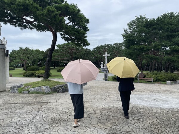 양우산 대여 서비스(솔뫼성지)/ 사진=당진시