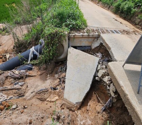 지난 집중호우로 인해 파손된 음암면 신장리 마을안길 / 사진=서산시