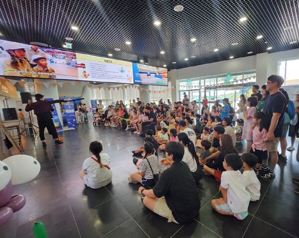 순천만잡월드를 찾은 가족 관람객들이 ‘썸머 매직쇼’를 즐기며 박수와 웃음으로 무더위를 날리고 있다 / 사진 = 순천시