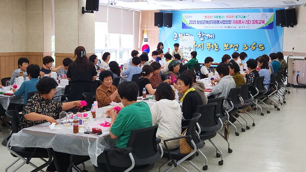 ‘2025 자원봉사 리더 힐링교육’에서 감성 원예 조명 만들기 체험을 하고 있다 / 사진 = 보성군