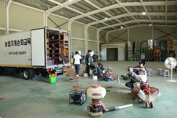 나주시가 집중호우로 피해 본 농가 회복 지원을 위해 농기계 임대료를 감면한다. 사진은 지난 7월 30일 침수 농기계 순회 수리 지원 당시 현장 모습 / 사진 = 나주시
