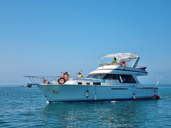 완도군은 신지 명사십리에서 해양 레저 스포츠 체험 프로그램을 운영했다. /사진 = 완도군