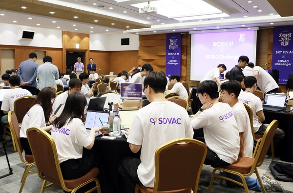 25일~26일 서울 삼성동 코엑스에서 열린 SOVAC 2025의 ‘SK텔레콤 FLY AI X SOVAC Challenger’ 참가자들이 사회문제 해결을 위한 AI 설루션을 개발하고 있다. 사진=SK