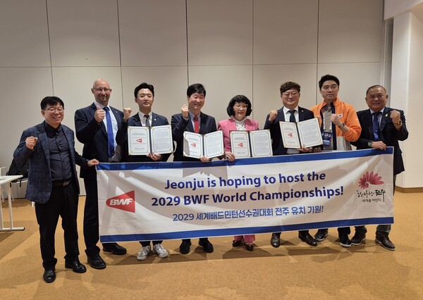 2029 세계배드민턴선수권대회 전주 유치 제안서 전달 (왼쪽 5번째 쿠닝 파타마 리스와드트라쿨 BWF 회장  7번째 김동문 대한배드민턴협회장) / 사진=전주시