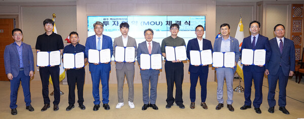 강기정 광주광역시장이 29일 시청 비즈니스룸에서 인공지능(AI)·자동차·에너지 산업 8개 기업과 투자협약(MOU)을 체결한 뒤 기념촬영을 하고 있다./사진=광주광역시