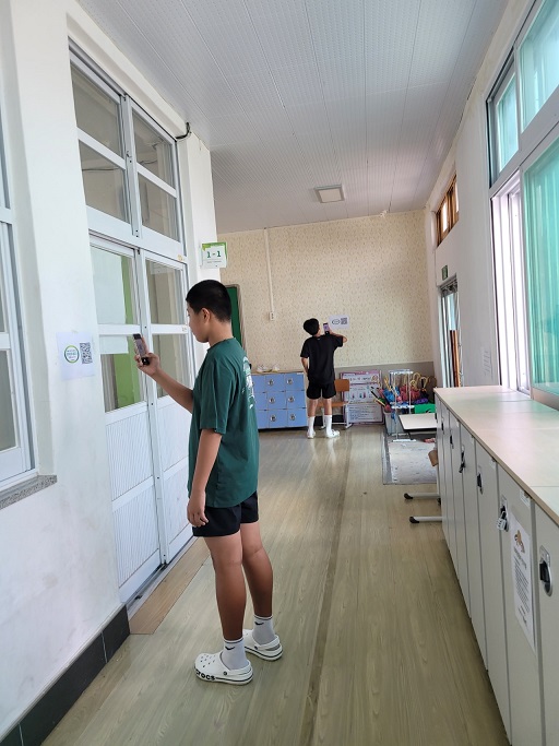 학생들이 QR코드를 스캔하고 있다. / 사진 = 신안군