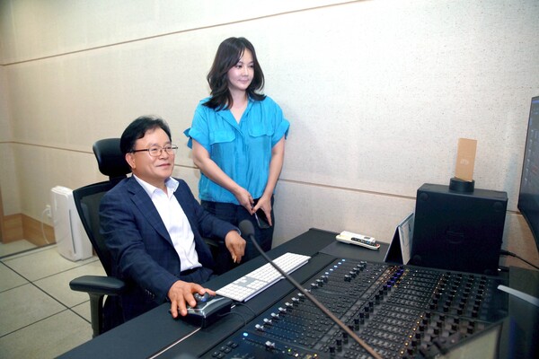 NS홈쇼핑 조항목 대표이사가 AI 커스텀 보이스 녹음을 마치고, 영상제작본부 음악담당자와 믹싱 작업을 시연하고 있다 / 사진=NS홈쇼핑