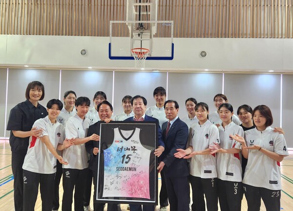 SM그룹 우오현 회장(왼쪽 두 번째)이 2일 오전 서울 서대문구 북아현문화체육센터에서 열린 서대문구청 여자 농구단 후원 협약식에서 이성헌 서대문구청장(오른쪽 두 번째), 박찬숙 농구단 감독(맨 왼쪽), 최진교 서대문구체육회장과 기념촬영을 하고 있다. / 사진=SM그룹