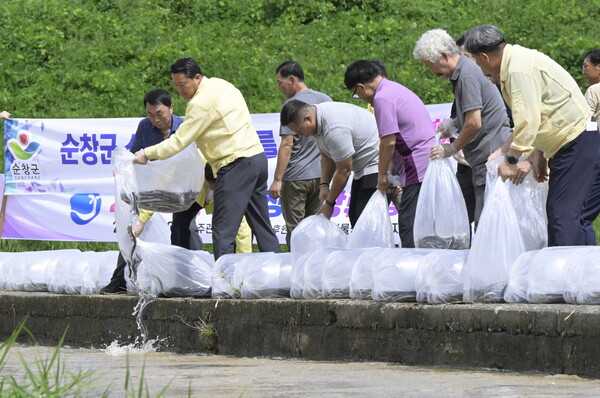 뱀장어 방류행사 / 사진 = 순창군