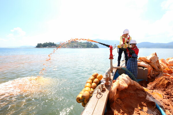 3일, 고흥군 양국진 부군수가 금산면 신촌 해역에서 진행된 적조 방제 작업에 참여하며 현장을 점검하고 있다 / 사진=고흥군
