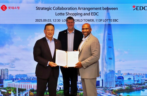 9월 3일 서울 송파구 롯데월드타워에서 김상현 롯데 유통군 총괄대표 부회장(사진 왼쪽), 조지 모니즈(George Monize) EDC 아시아태〮평양 총괄대표(사진 오른쪽), 필립 라포튠(Philippe Lafortune) 주한 캐나다 대사관 대사지명자(사진 가운데)가 '롯데쇼핑-EDC 전략적 협력 관계 구축 협약'을 체결하고 기념 사진 촬영을 했다. 이번 협약을 통해 롯데쇼핑은 EDC의 금융 협력 및 양국 기업 상호 진출 지원에 나설 계획이다. / 사진=롯데쇼핑