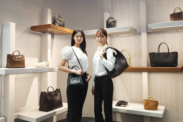 신세계백화점 강남점 1층 더 스테이지 '보테가 베네타 인트레치아토 50주년 팝업' 행사에서 모델들이 상품을 소개하고 있는 모습 / 사진=신세계백화점