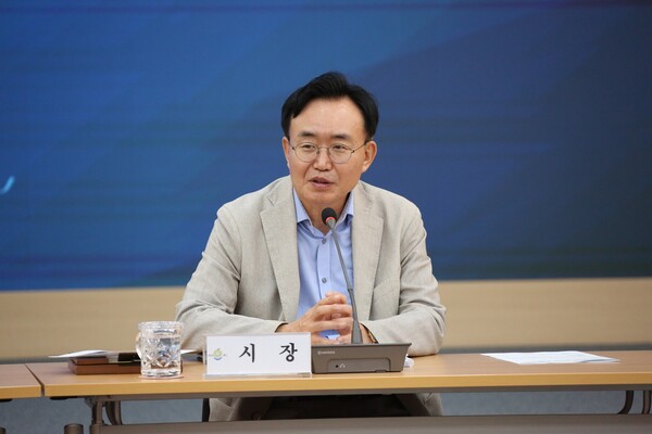 윤병태 시장이 보고회에 참석한 간부 공직자들에게 민생 위주 정책 추진을 당부하고 있다 / 사진=나주시