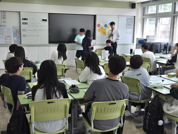 3일 성황초등학교에서 열린 ‘자기 존중을 위한 거절하기 대화법’수업에서 학생들이 활동에 참여하고 있다. / 사진=전남교육청