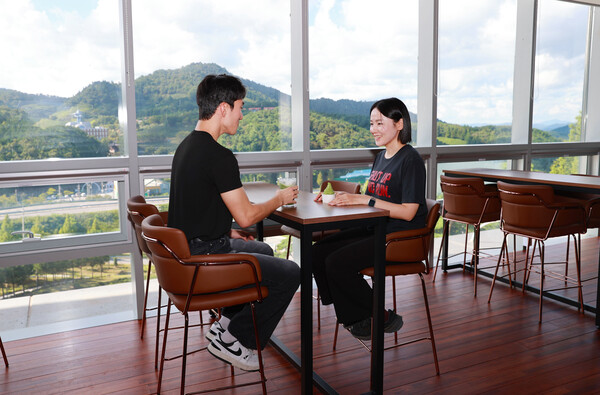 보성군, 차밭을 품은 ‘봇재’ 3층 카페로 새 단장_봇재 3층을 전면 리모델링해 차밭 경관과 빛의 연출을 동시에 즐길 수 있는 새로운 카페 공간으로 조성했다 / 사진=보성군