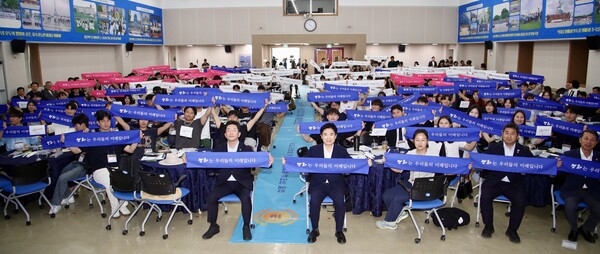 ‘평화를 품은 책길 10주년 한마당’ 참여자들이 ‘평화는 우리들의 미래입니다’라는 슬로건이 적힌 현수막을 펼쳐보이고 있다. / 사진 = 전라남도교육청