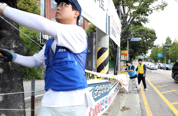 북구 불법현수막 단속 사진 / 사진=광주시 북구