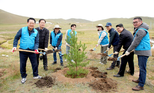사막화 방지 우호의 숲 나무심기 행사 / 사진 = 전라남도