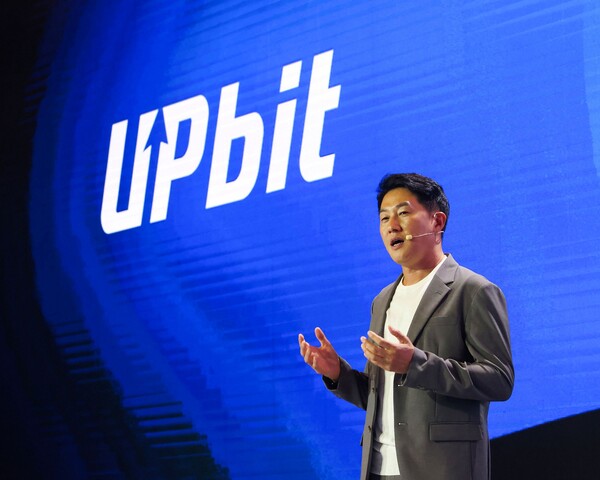 두나무 오경석 대표가 업비트 D 컨퍼런스 2025(UDC 2025) 오프닝 무대에서 두나무의 비전과 전략을 발표한다. 사진=두나무