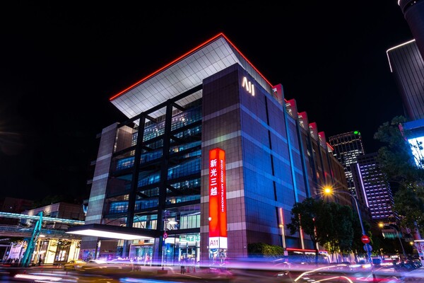 현대백화점.대만 신광미츠코시 백화점 야간 전경 / 사진=현대백화점