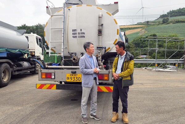 이상용 대아청과 대표가 직접 현장을 방문해 강릉 안반데기마을 관계자와 현지 실태를 살폈다. (사진 왼쪽 이상용 대아청과 대표) / 사진=호반그룹