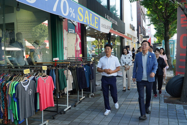 나주시가 골목상권 활성화를 위해 ‘상생 페이백 이벤트’에 참가할 상가를 모집한다. 사진은 2024년 8월에 윤병태 시장이 중앙로 상가 일대 소비 촉진 활동에 나선 모습 / 사진 = 나주시