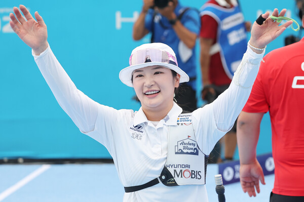 응원 화답하는 강채영 / 사진=연합뉴스