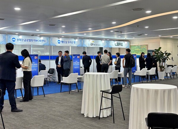 우리은행(은행장 정진완)은 지난 11일 서울 중구 본점 4층 비전홀에서 중소벤처기업부, 주한 베트남대사관과 함께 ‘우리 ĐỒNG HÀNH(동행)베트남 투자설명회’를 개최했다. / 사진=우리은행