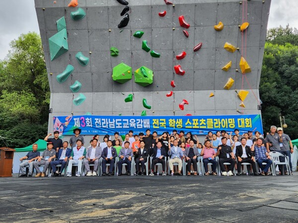 13일 목포국제스포츠클라이밍센터에서 열린 ‘제3회 전라남도교육감배 전국 학생 스포츠클라이밍대회’ 참가 학생들과 관계자들이 파이팅을 외치며 기념사진 촬영하고 있다. / 사진=전남교육청