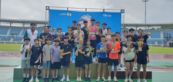 ‘제35회 교육감기 학년별육상경기대회’의 우승 지역 대표 학생들과 지도자, 관계자들이 트로피를 들고 기념사진촬영 하고 있다./ 사진=전남교육청