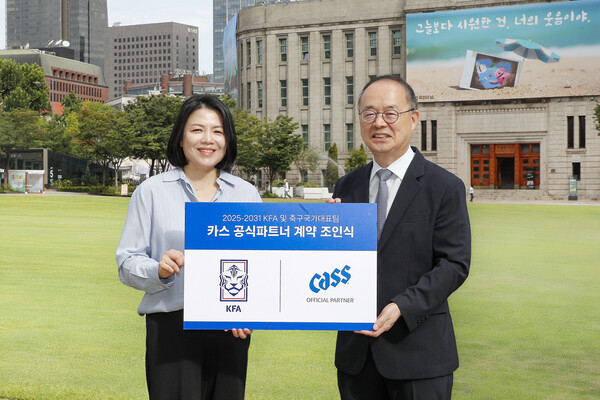 (왼쪽부터) 오비맥주 정병욱 상무, 서혜연 부사장, 대한축구협회 이용수 부회장, 김병지 부회장이서울 시청 앞 광장에서 후원 협약 기념사진을 촬영했다. /사진=오비맥주