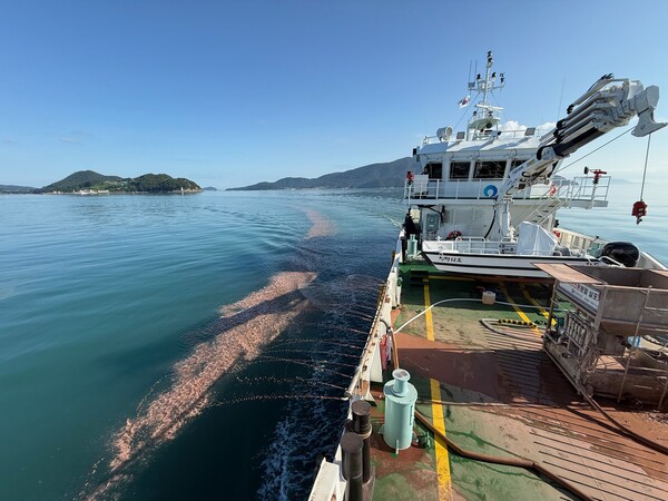 청정12호 적조 방제 황토 살포 작업 / 사진 = 완도군