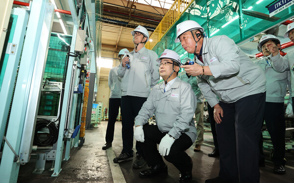 하나은행이 서진산업 시흥 본사를 방문하여 상생 협력을 모색했다. 이호성 하나은행장(왼쪽에서 세번째)이 최재홍 서진산업 대표이사(왼쪽에서 네번째)로 부터 생산시설에 대한 설명을 듣고 있다. 사진 = 하나은행