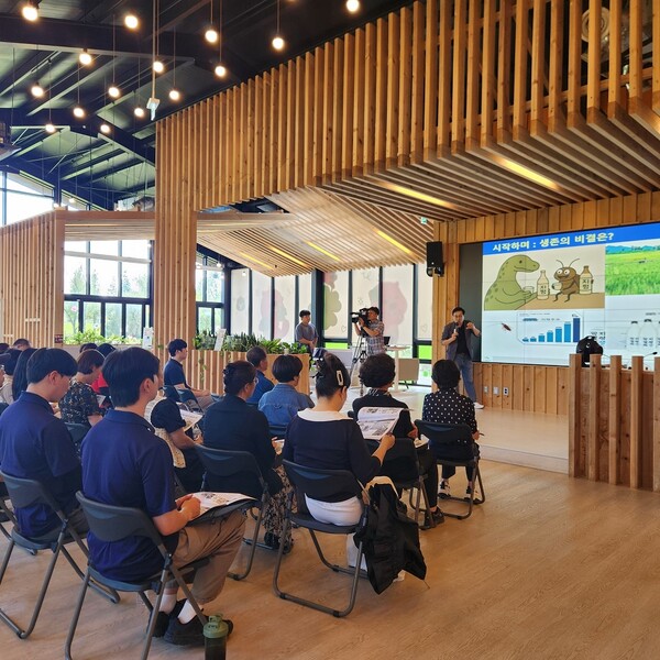 16일 정원워케이션센터에서 열린 ‘치유관광 브랜드와 정책실행 전략’ 특강에 시민과 관련 업계 종사자 등이 참석해 강연을 경청하고 있다 / 사진=순천시
