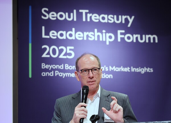 지난 16일 서울 중구 호텔신라에서 SC제일은행이 주최한 ‘Seoul Treasury Leadership Forum 2025’에서 마크 트라우트만(Mark Troutman) SC그룹 무역금융 기업영업 총괄 헤드가 환영사를 하고 있다. 사진 = SC제일은행