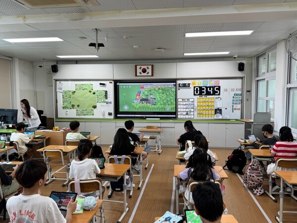 AI 디지털 교재 활용해 지역 초등학생에게 도로명주소를 교육하는 모습 / 사진 = 화순군